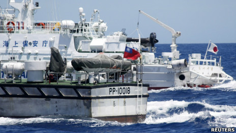 台湾海巡署船艇（前）与日本海上保安厅船艇（后）在钓鱼岛附近海域互相追逐（4/7/2012）