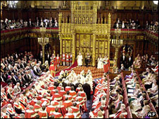 حضور ملکه و همسرش در مراسم گشایش پارلمان