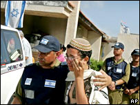Soldado acompanha retirada de colono em Neve Dekalim