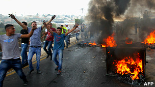 Protes menentang harga barang kebutuhan