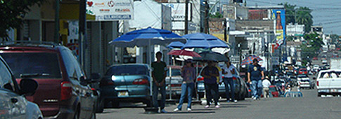 Men Selling US dollars in the street of Culiacán