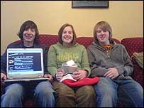 Estudantes responsáveis pelo amigo secreto de Swindon - Matt, Zoe e Jon