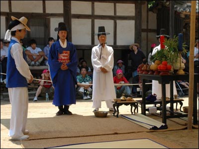 Chú rể mặc áo xanh