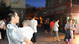 乌鲁木齐市日月星光居民在空旷地带躲避地震（30/06/2012，新疆网照片）