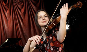 Classical Star: Victoria plays the Violin