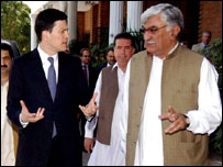 पाकिस्तानी नेताओं के साथ डेविड मिलिबैंड