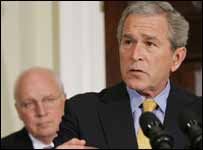 George Bush discursa, observado por Dick Cheney