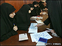 زنان در حال رای دادن