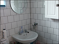 The bathroom in the houseboat