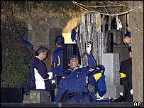 polícia japonesa investiga o local das explosões em tóquio