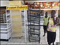 Zimbabve'de boş fırın rafları