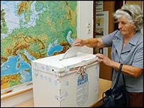 يکی از رای دهندگان انتخابات پارلمان اروپا در دهکده ای در غرب بلگراد