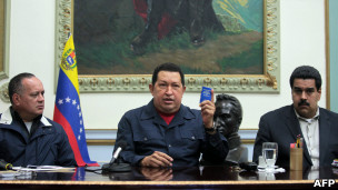 Diosdado Cabello, Hugo Chávez e Nicolás Maduro (Foto AFP)