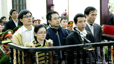 Hình ảnh tại phiên tòa (ảnh của website Chúa Cứu Thế)