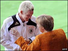 Bà Angela Merkel và cầu thủ ngôi sao Bastian Schweinsteiger