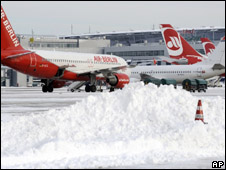 Neve acumulada no aeroporto de Dusseldorf, na Alemanha (AP, 21 de dezembro)