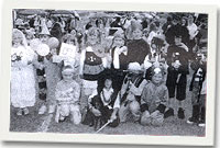 Plant mewn gwisgoedd ffansi