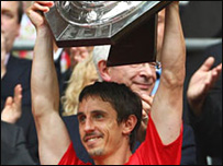 Gary Neville nâng cao phần thưởng Siêu cúp Anh (ảnh Getty)