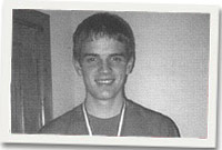 Huw o Bencader gyda'r fedal arian a dderbyniodd am ddod yn ail dros Gymru