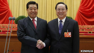 贾庆林（左）与俞正声在北京人民大会堂全国政协预备会议上握手（新华社图片2/3/2012）