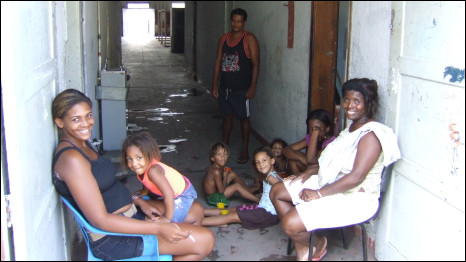 Corredor de abrigo para desabrigados do Morro do Bumba (foto: Júlia Dias Carneiro / BBC Brasil)