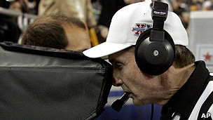 Un árbitro revisa una juagada