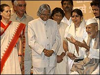 سنہ دو ہزار ایک میں ملک کے اعلی ترین باشندے کے اعزاز ’ بھارت رتن‘ سے نوازا تھا۔