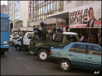 نیروهای پلیس در جریان حمله به دفتر حزب جنبش در هراره