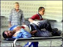 Yaralı bir polis (Arşiv)