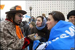 Juščenkovi stoupenci (vlevo) diskutují s příznivci Viktora Janukovyče, Kyjev