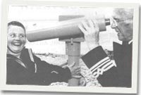 Dilys ar lan y môr gyda Capten Harri