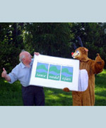 David Gwyn Jones, Cadeirydd cyhoeddusrwydd Steddfod 2003 Nedd Tawe ac Afan gyda chymeriad y Steddfod, Carwyn y Carw