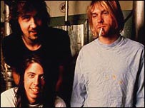 Dave Grohl (à esq., à frente), Krist Novoselic (à esq.) e Kurt Cobain nos tempos do Nirvana