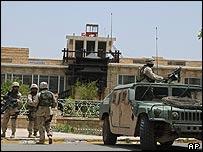 Soldados americanos em frente à residência de Ahmed Chalabi em Bagdá