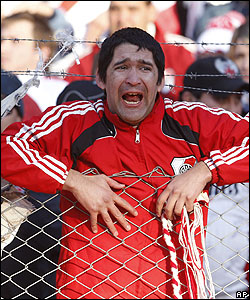 Los hinchas de River sufren con el descenso del equipo de sus amores