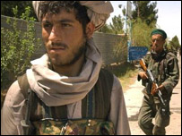 یک شبه نظامی مسلح در ولسوالی شیندند هرات (عکس از آرشیو)