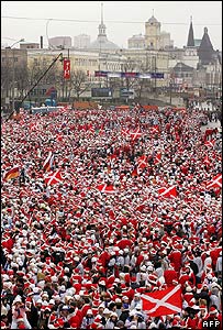 Onbinlerce Naşi üyesi Kızıl Meydan'da