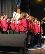 Rhai o blant ysgol Croes Goch a oedd yn cymryd rhan yn seremoni Daniel Owen.