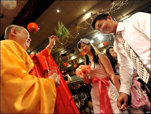 马来西亚吉隆坡天后宫集体婚礼上一对新人接受和尚的祝福(9/9/2009)