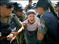 ग़ज़ा से हटने का विरोध करते लोग