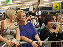 Fans queue to see Peter Andre