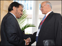 Indian Foregn Ministry secretary Shiv Shanker Mennon hands over the chairmanship to Foreign secretary of Sri Lanka, Palitha Kohona