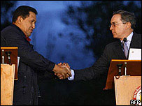 Os presidentes Hugo Chávez, da Venezuela, e Álvaro Uribe, da Colômbia