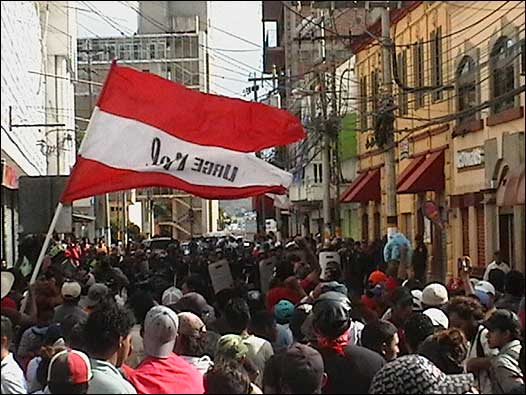 Seguidores de Zelaya marchan en el centro de Tegucigalpa