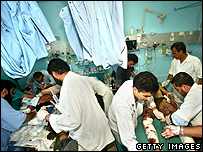 پزشکان در حال مداوای افرادی هستند که در اثر حمله اسرائيل به اردوگاه مغازی مجروح شده اند