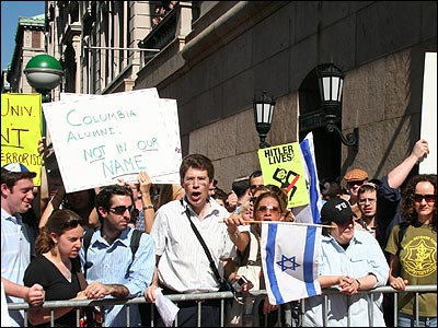 دانشجویان در محوطه دانشگاه کلمبیا از طریق پخش ویدئویی به سخنان احمدی نژاد گوش فرا می دهند