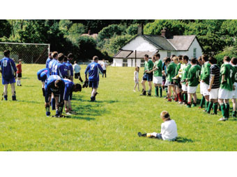 Chwaraewyr yn creu twnel