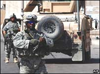 Bağdat'ta kontrol noktasında bekleyen Amerikan askerleri