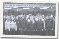 Y côr yn cadnu cyn y rygbi