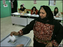 Eleitora vota na Cisjordânia